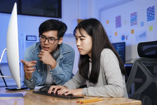 Comment développer des programmes d'accompagnement pour les citoyens souhaitant s'engager dans des initiatives locales ?